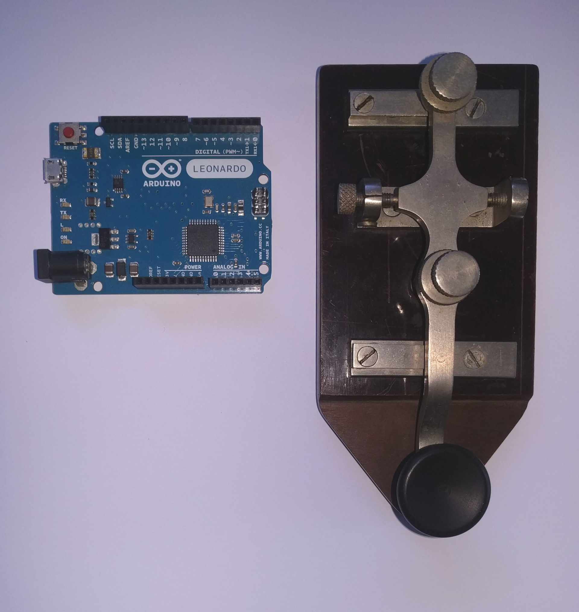 Arduino und Morsetaste nebeneinander